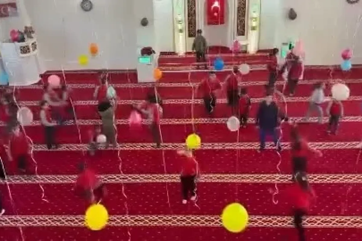 İmam ve eşinden çocuklar için camide renkli süsleme