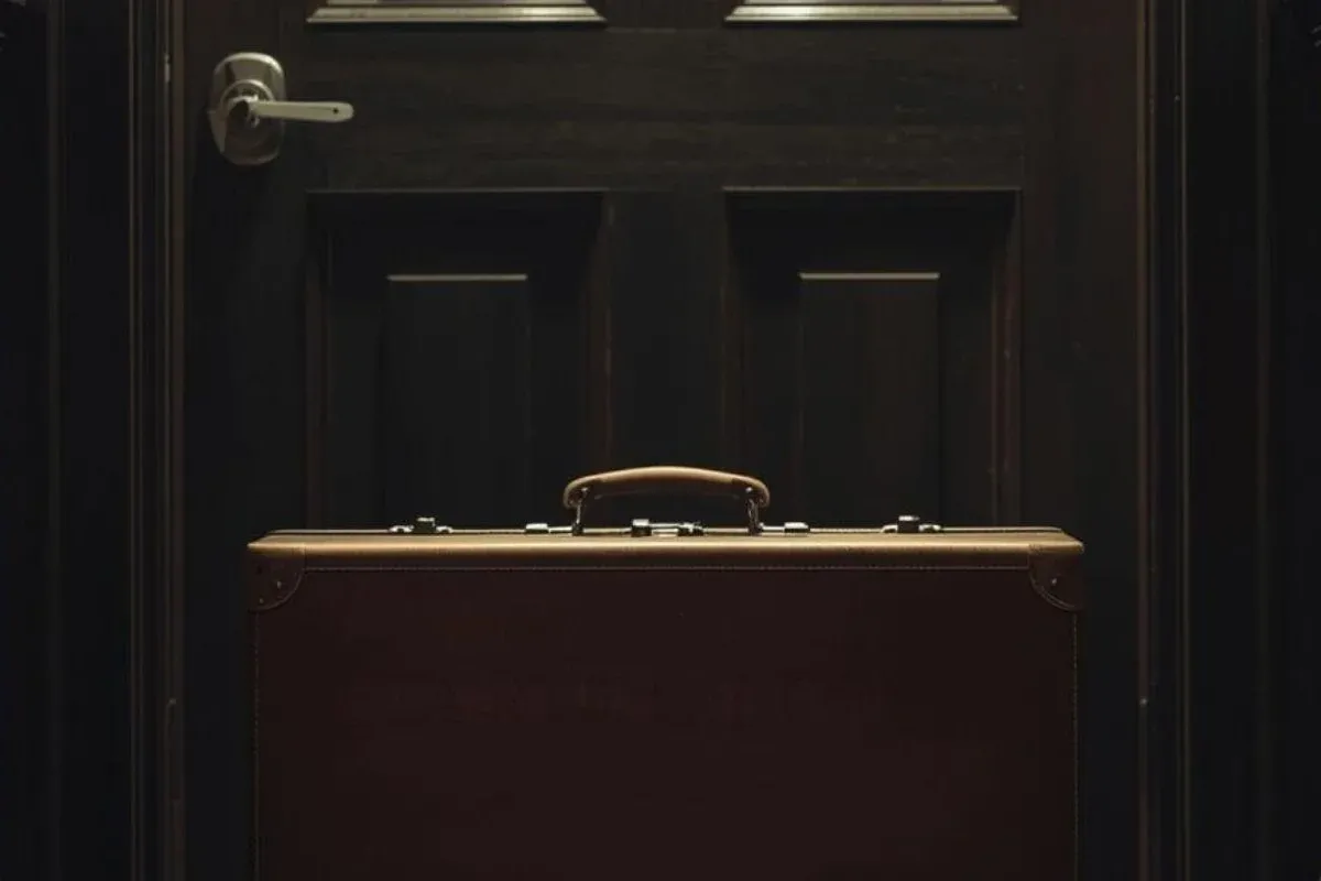 Annesinin mesajıyla kapının önüne konan genç kız gündem oldu