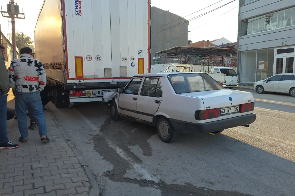 İnegöl'de park halindeki tıra ok gibi saplandı