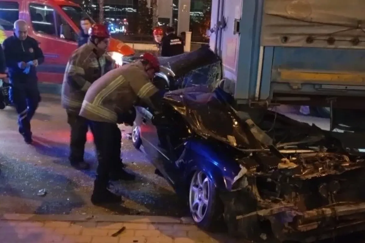 Otomobil tırın altına girdi! Sürücü ağır yaralı