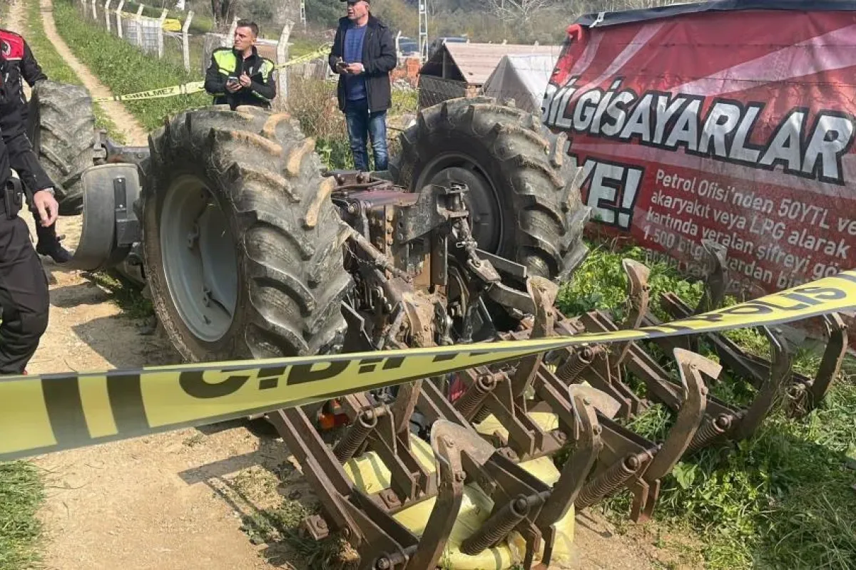 Devrilen traktörün altında hayatını kaybetti!