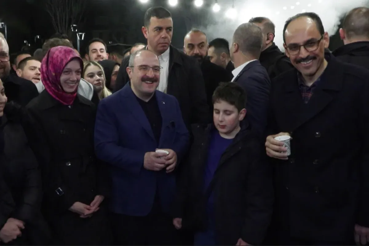 AK Parti Bursa Milletvekili Varank ve MİT Başkanı Kalın, sahurda vatandaşlarla bir araya geldi