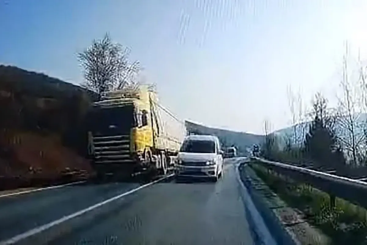 İnegöl-Yenişehir yolunda hatalı sollama kameraya yansıdı