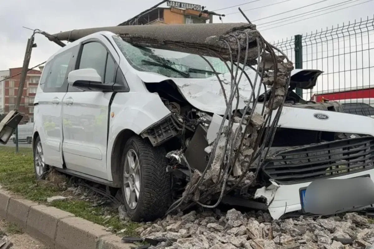 Direğe ok gibi girdi! Feci kazada 2 kişi yaralandı