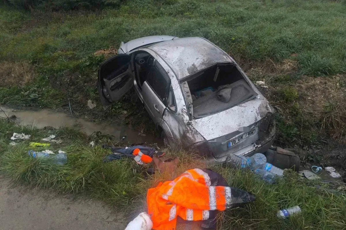 Bursa’da taklalar atan otomobil tarlaya uçtu: 3 yaralı