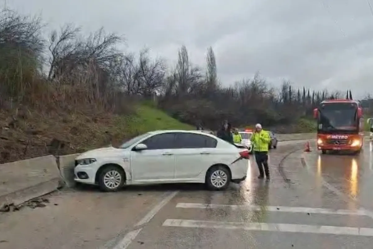 Otobanda zincirleme kaza: 4 araç birbirine girdi