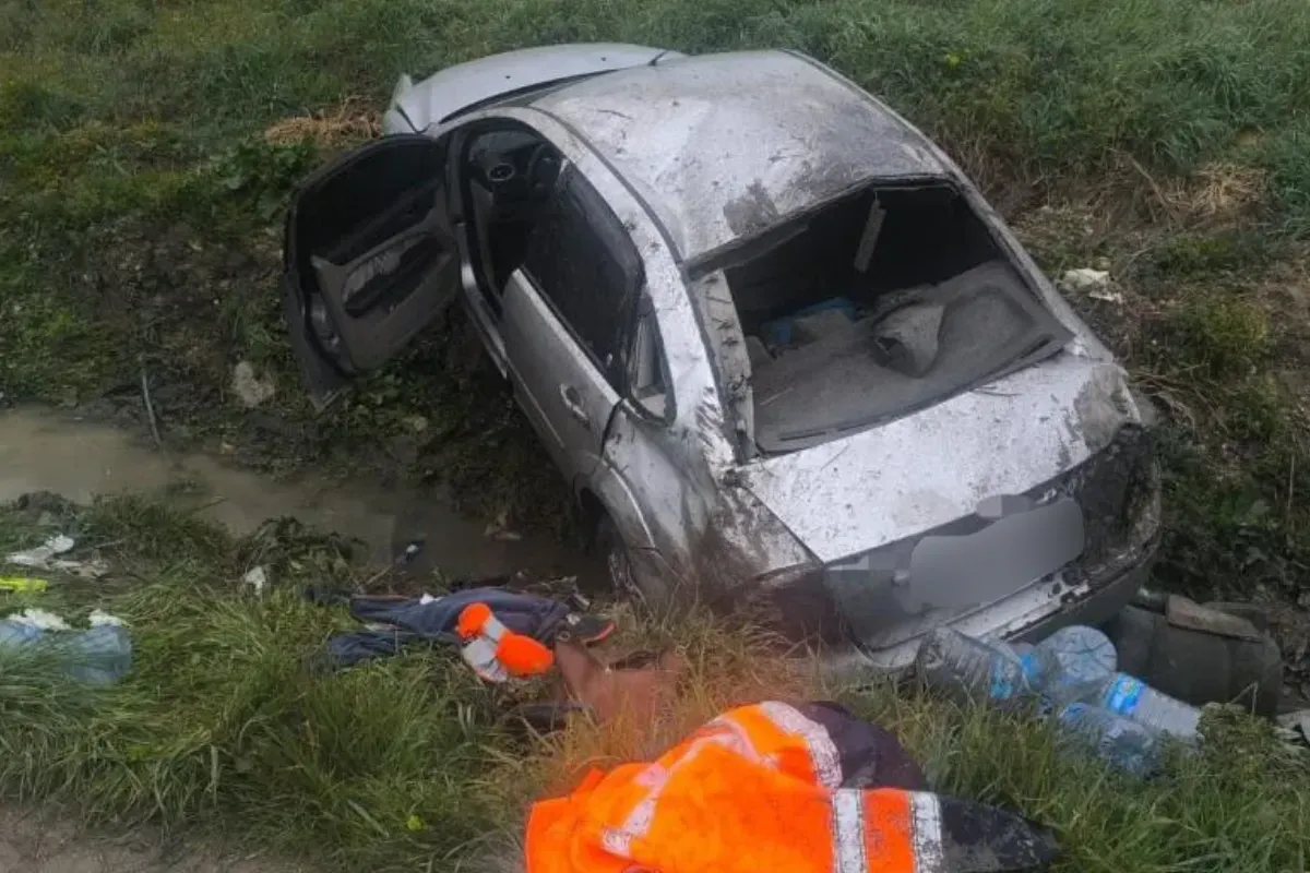 İnegöl'de taklalar atan araç tarlaya uçtu! 3 yaralı
