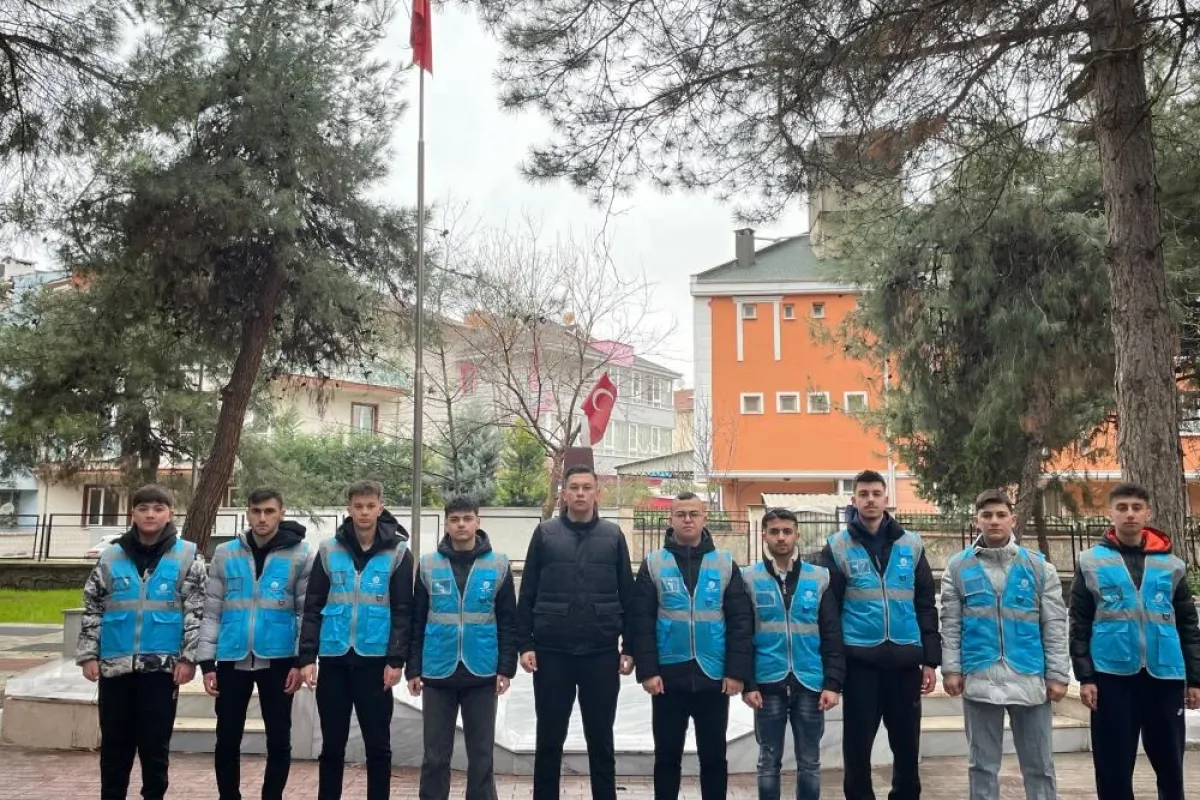 İnegöl'de öğrencilerden şehit kabirlerine bayram temizliği