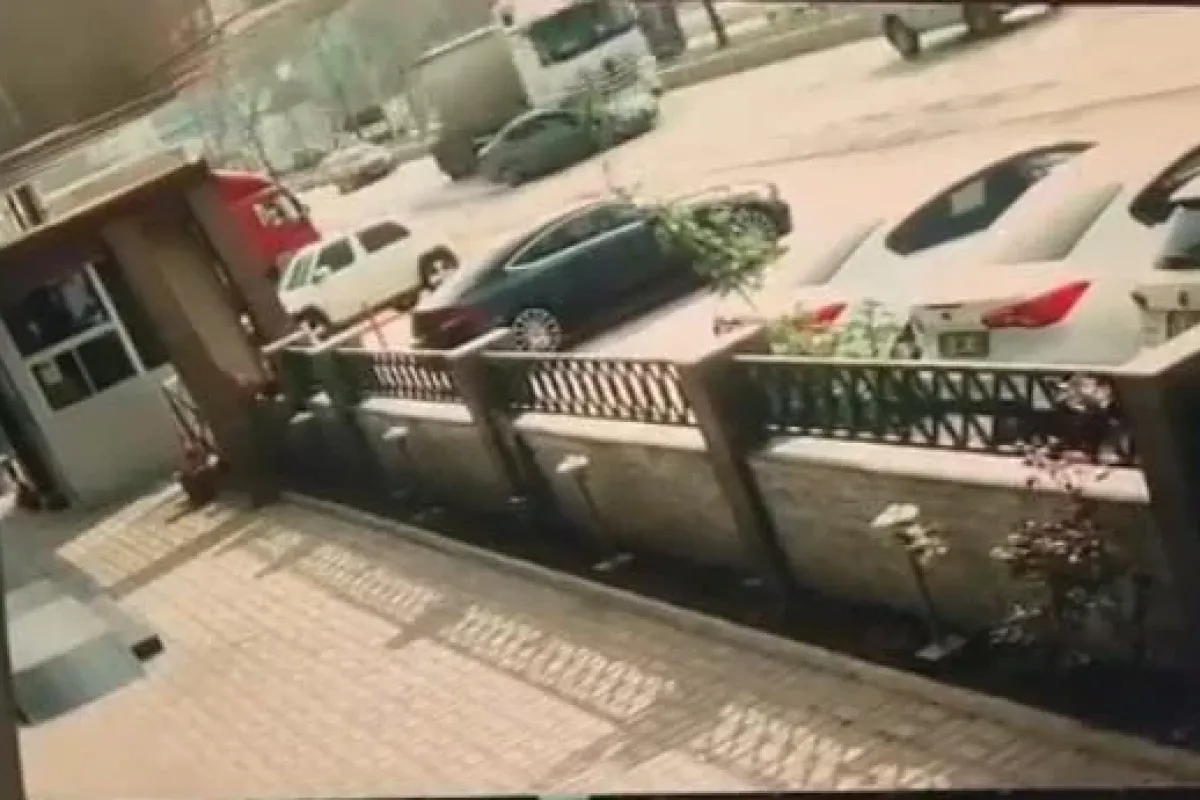 Tır otomobili metrelerce sürükledi!