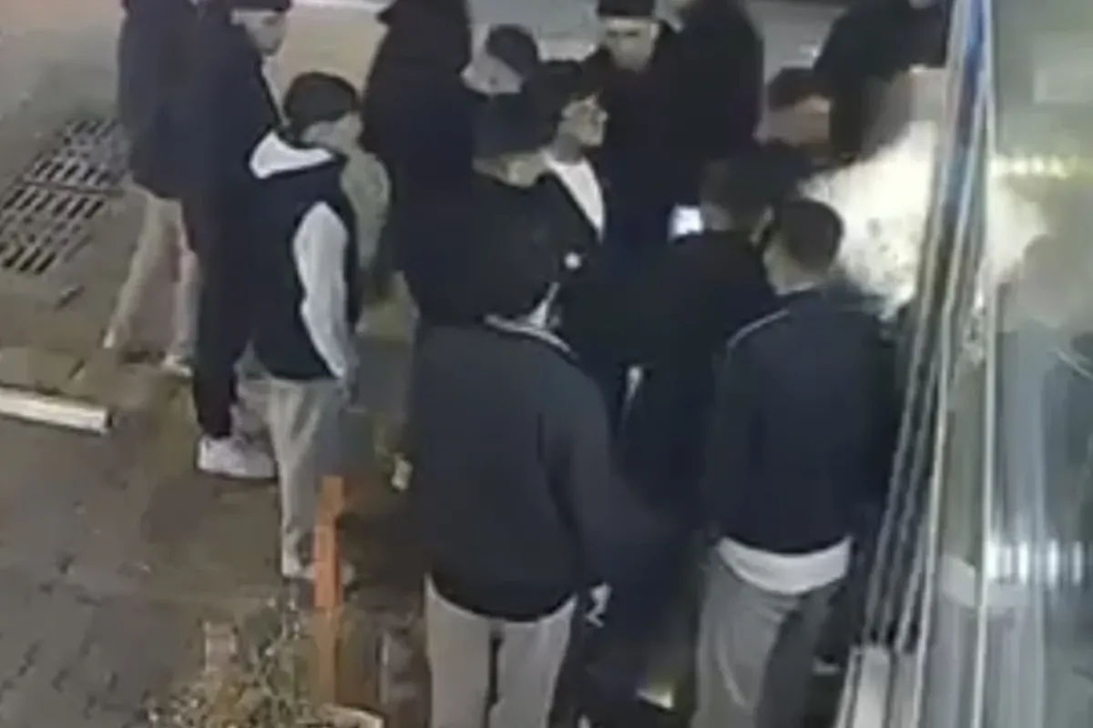 Konuşuyormuş gibi yapıp aniden yumruk attı, ortalık meydan muharebesini aratmadı