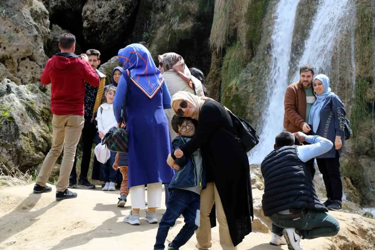 Girlevik Şelalesi’ne bayramda ziyaretçi akını
