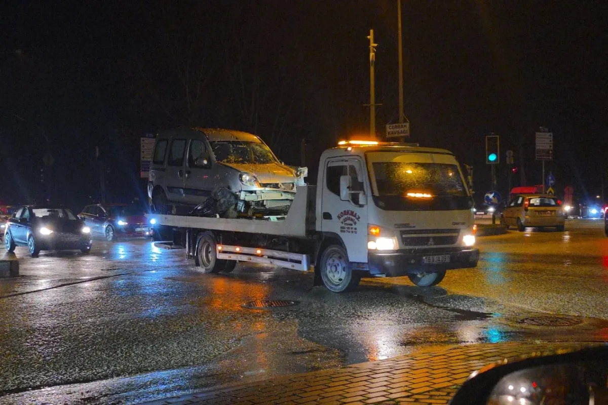 İnegöl’de hafif ticari araç kaza yaptı: 2 yaralı