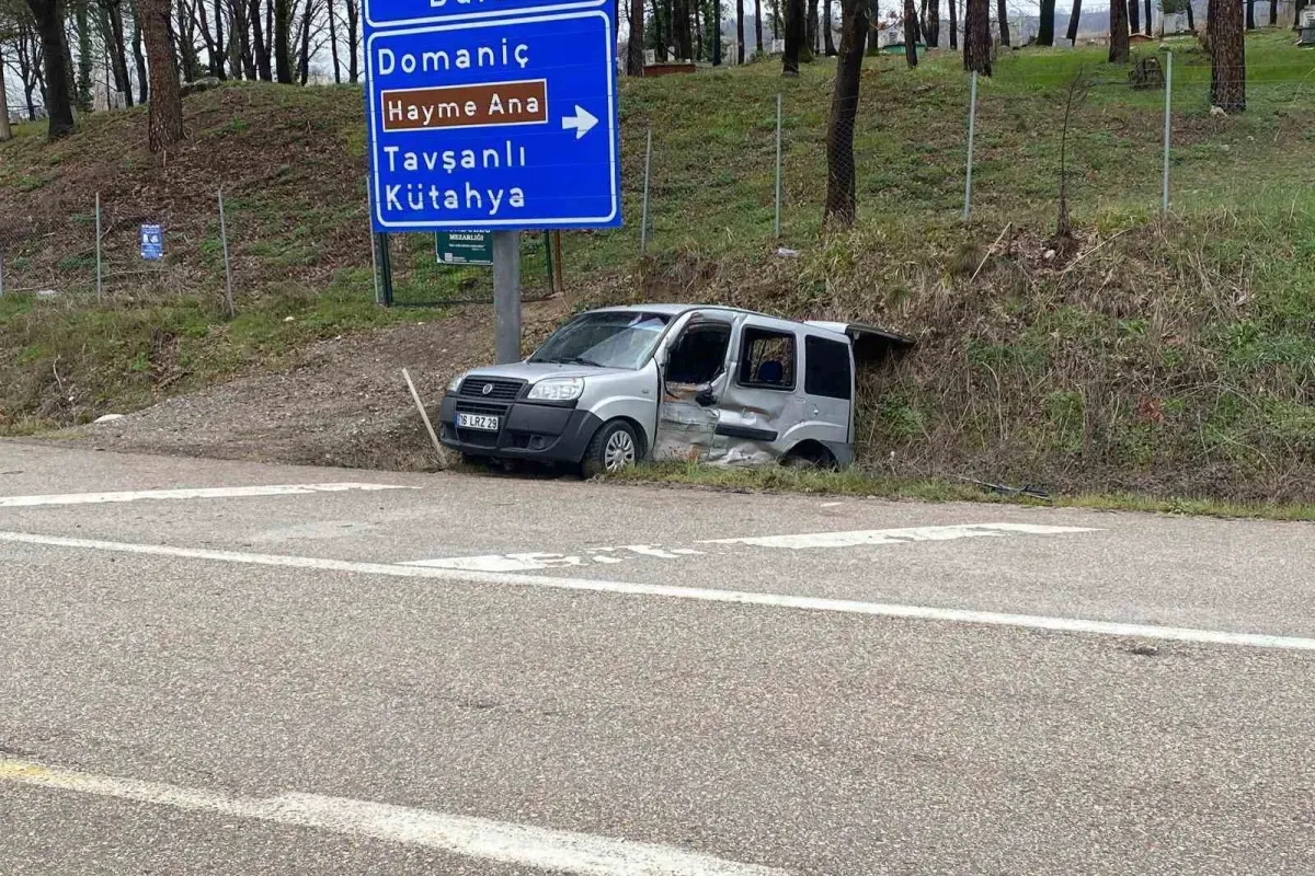 İnegöl’de kamyonet ile hafif ticari araç çarpıştı: 4 yaralı