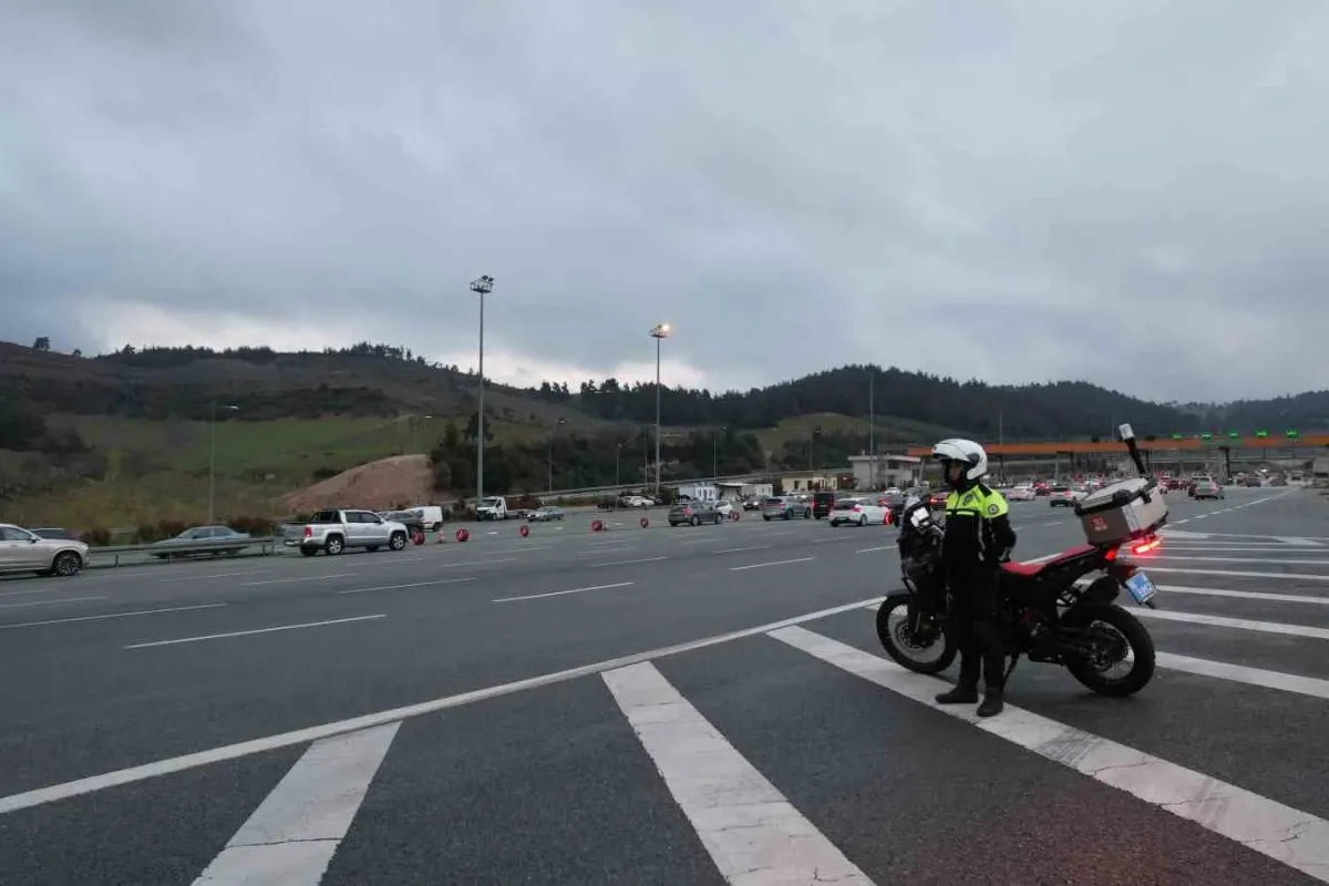 Bayram dönüşü Bursa otoyolunda yoğunluk: İstanbul istikametinde trafik yavaşladı