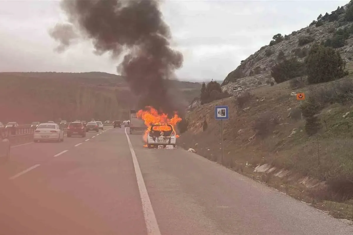 Seyir halindeki araç bir anda alev aldı