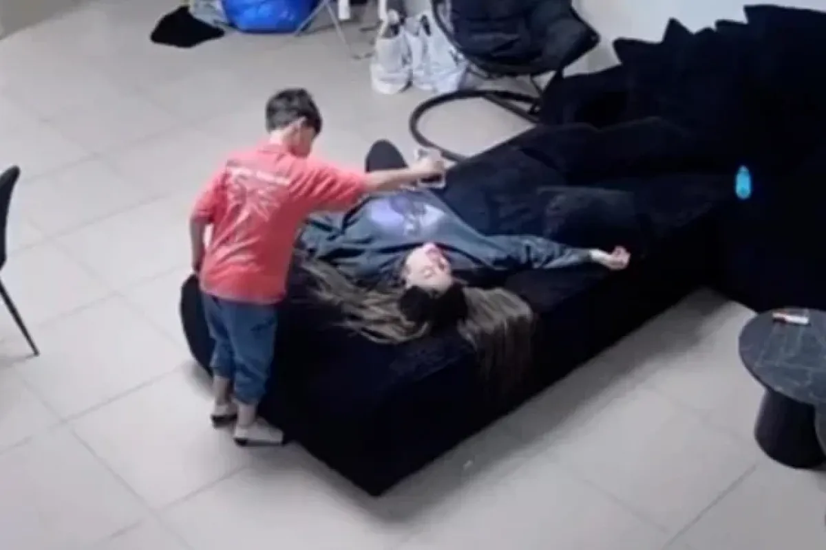 8 yaşındaki çocuk annesinin hayatını kurtardı!