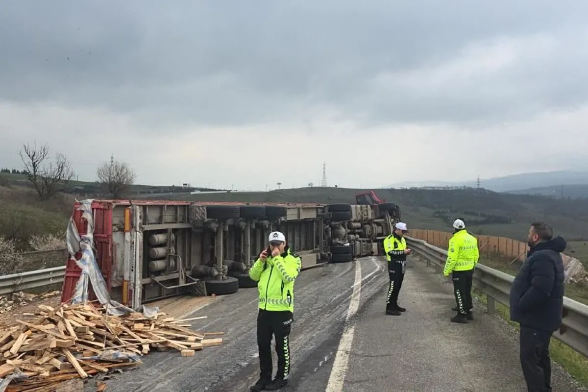 Bursa istikameti kilitlendi! Tır kazası trafiği felç etti