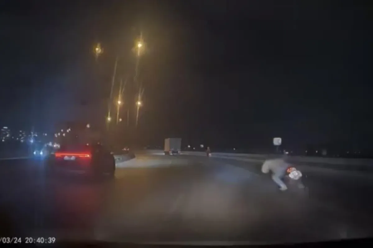 Dengesini kaybeden motosiklet sürücüsü metrelerce sürüklendi!