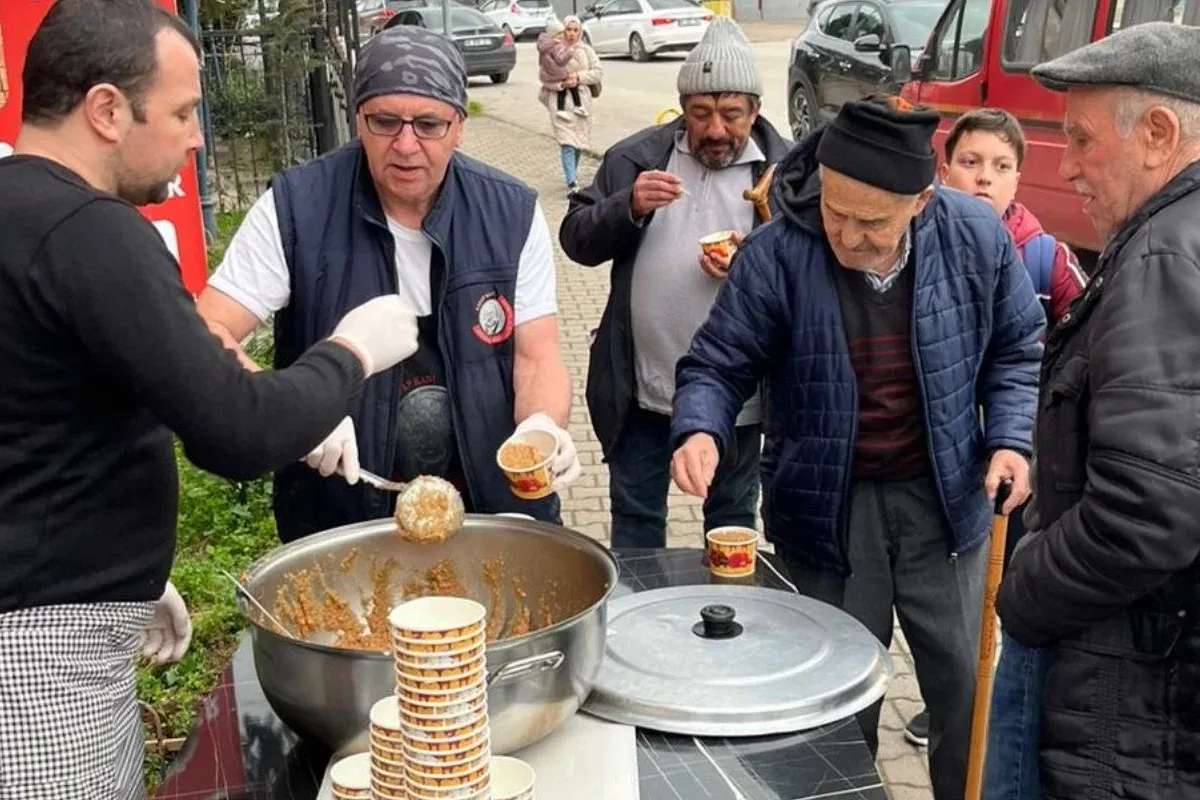 İnegöl'de Muhsin Yazıcıoğlu anısına helva dağıttı