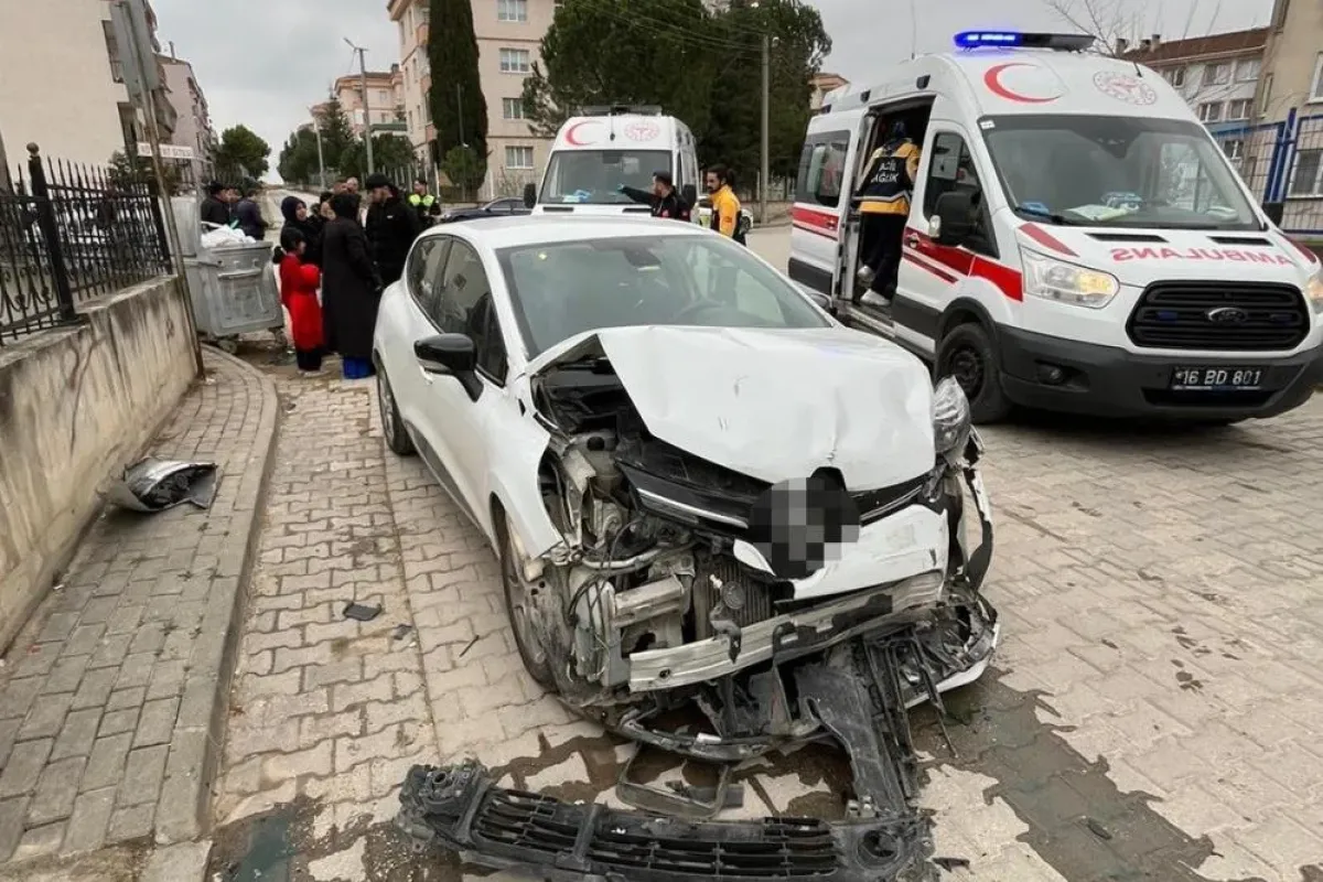 İnegöl'de kontrolsüz kavşakta feci kaza! Çok sayıda yaralı var