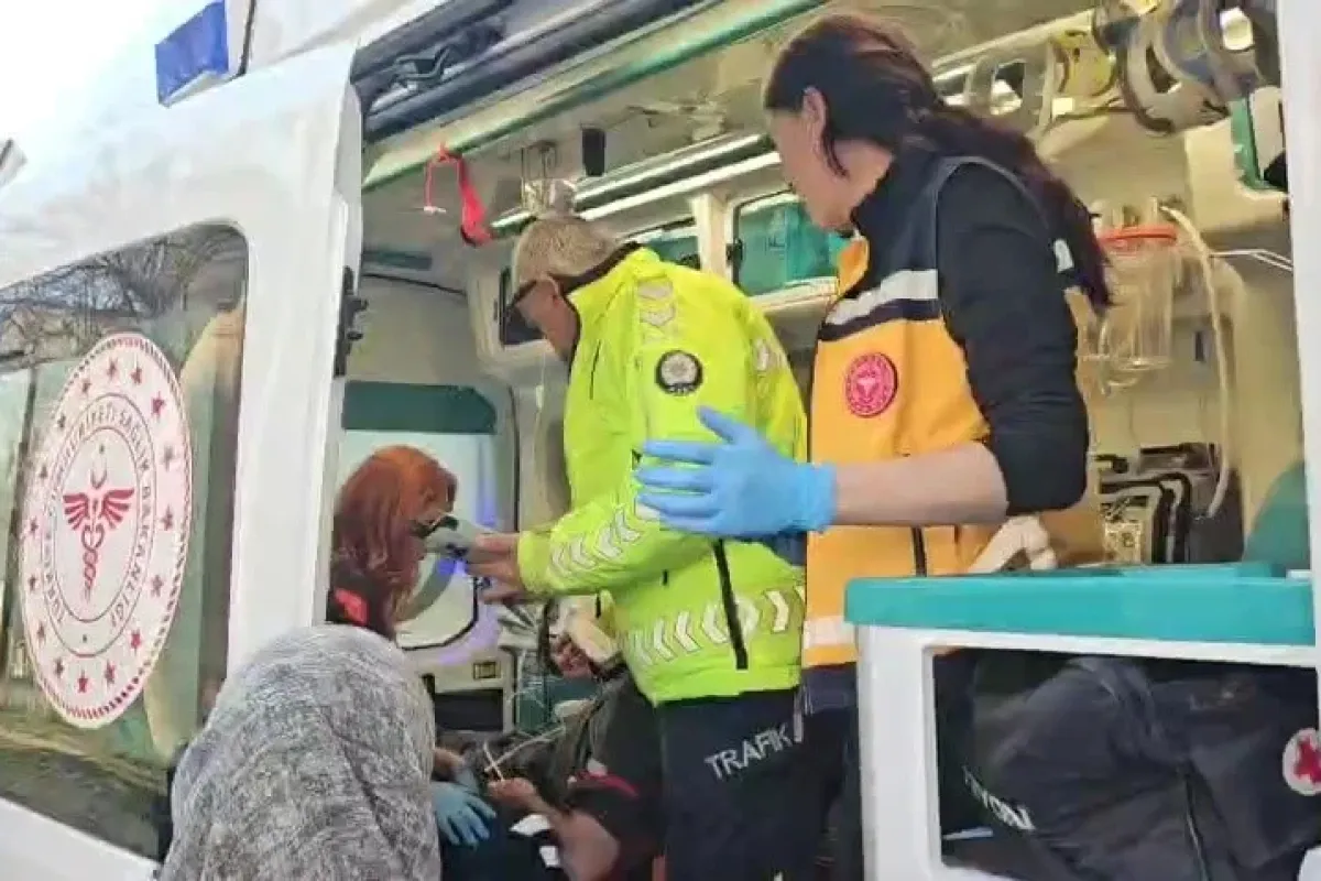Servis şoförü fenalaştı! Araç kaldırıma çıktı