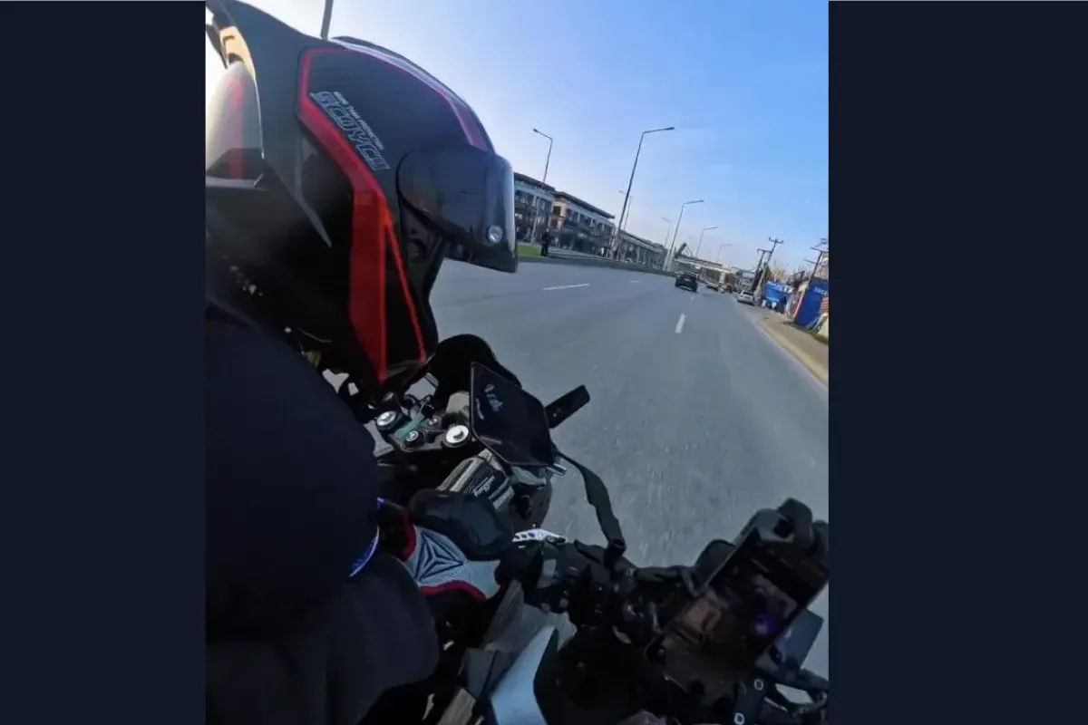 Bir anda şerit değiştirdi, motosikletler çarpıştı