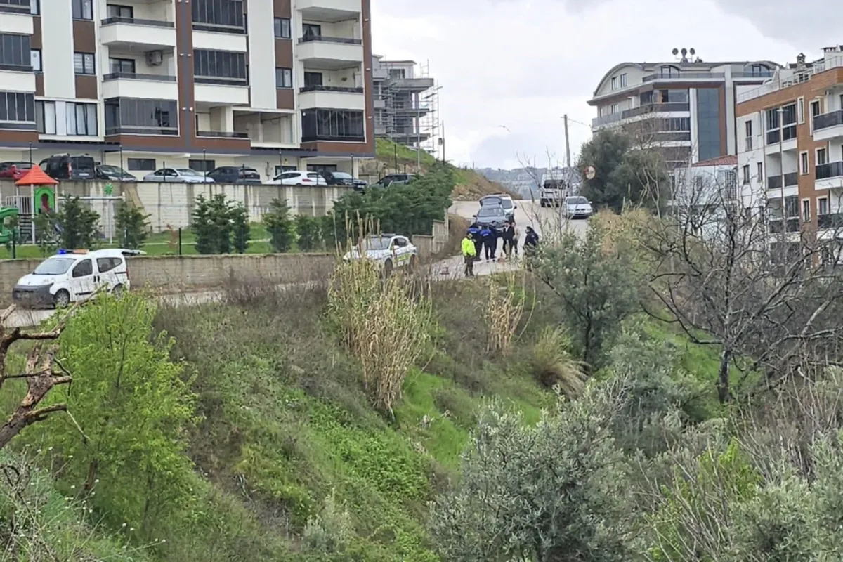 Şiddetli yağış sonrası site önündeki yol çöktü