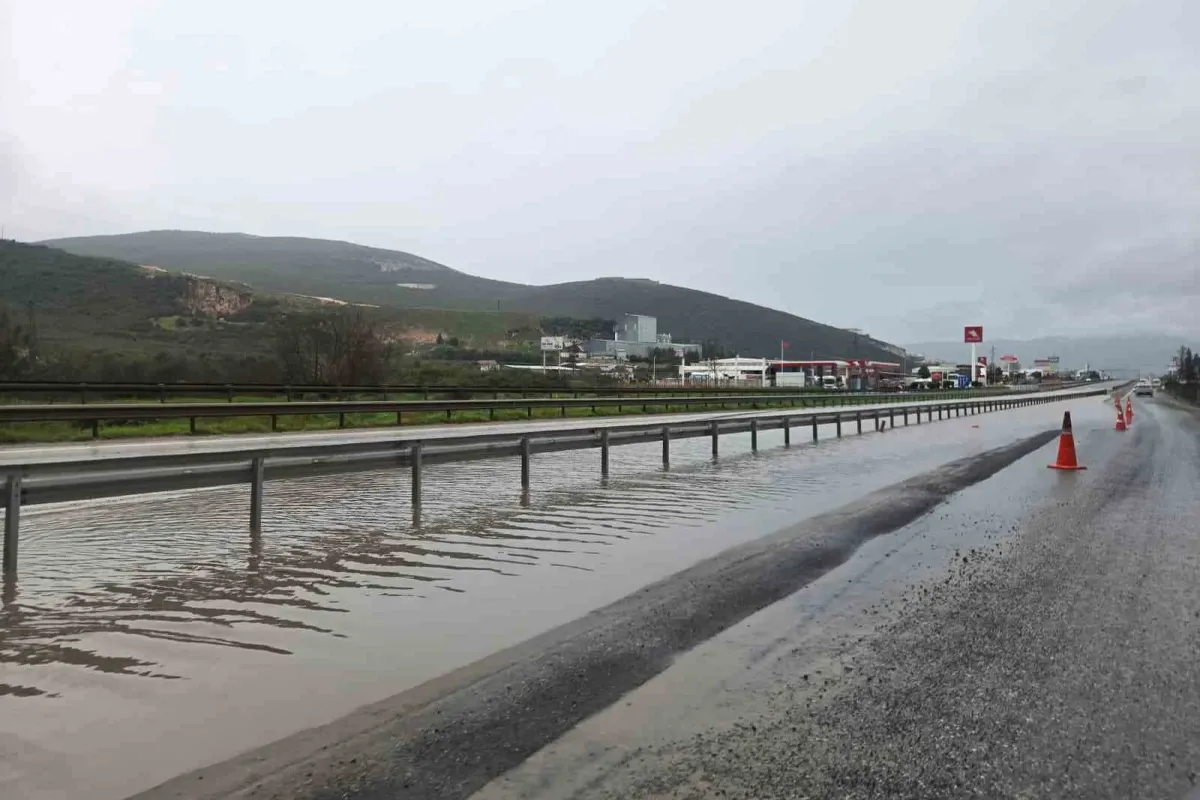 Bursa’da su birikintisine giren otomobil mahsur kaldı