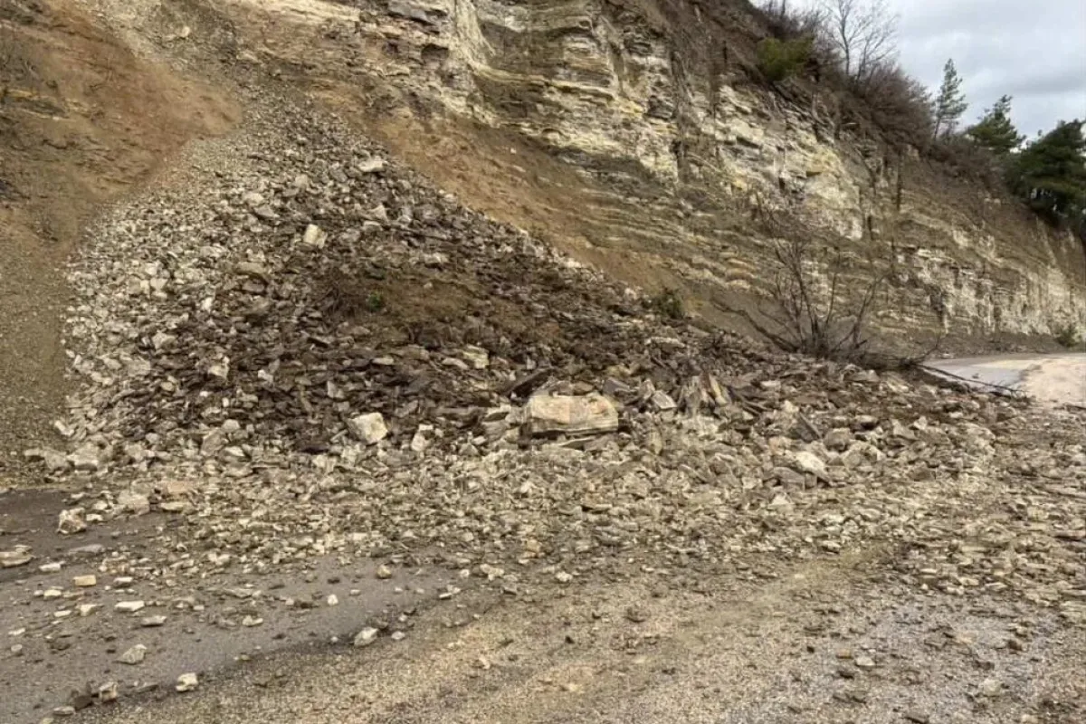 İnegöl'de heyelan yolu kapattı!