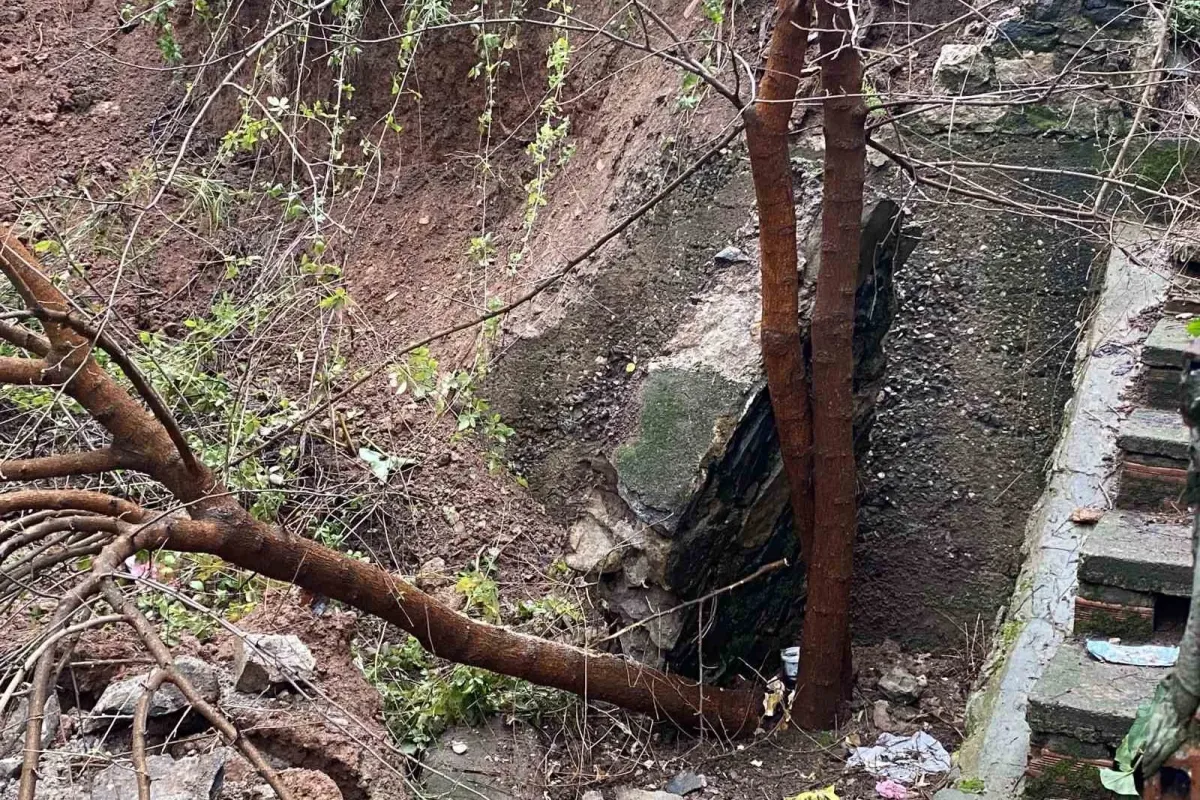 Bursa’da yağış sonrası istinat duvarı çöktü