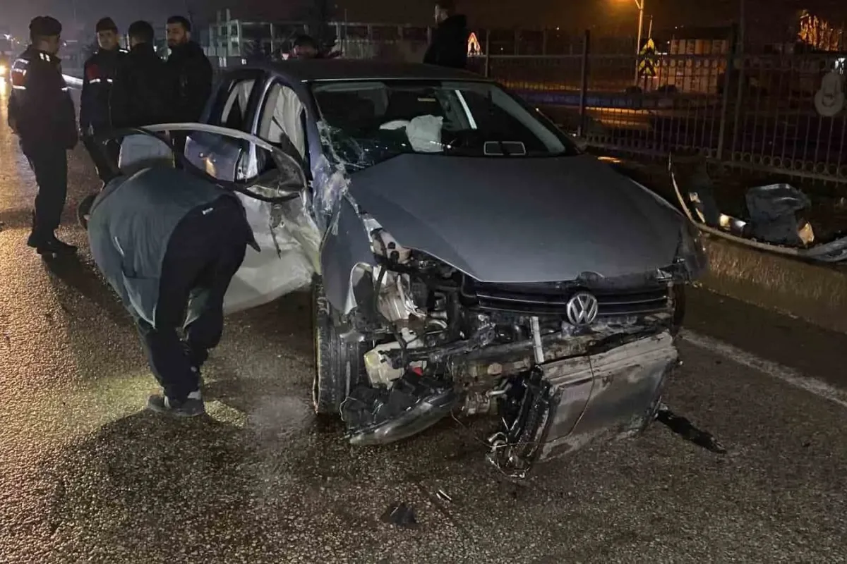 Kontrolden çıkan otomobil bariyerlere çarptı: 2 yaralı