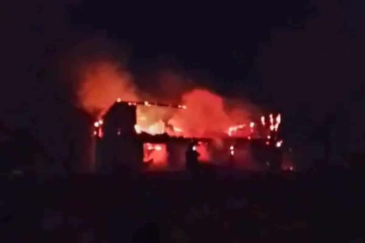 İnegöl Cemiyet Mahallesi’nde iki katlı ev küle döndü