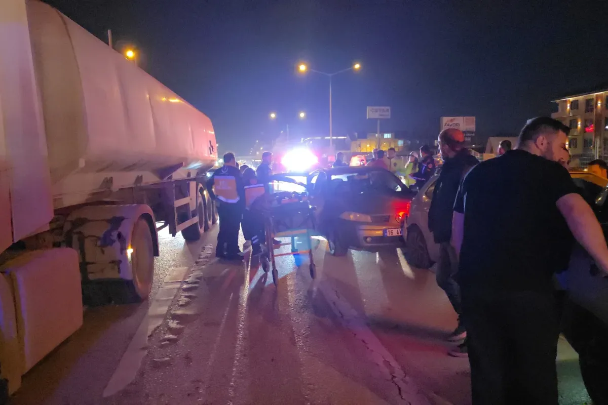 Alanyurt’ta ışıklı kavşakta zincirleme kaza