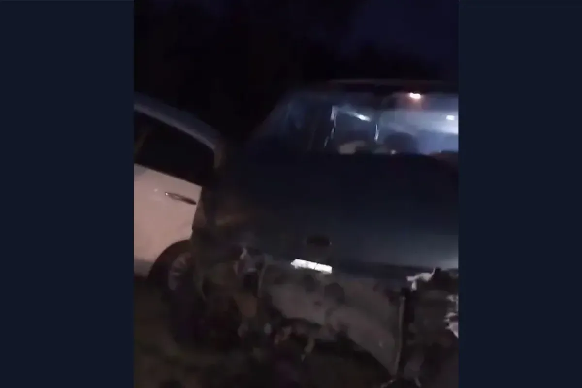 Yamaçtan kopan kayalar araçları hurdaya çevirdi