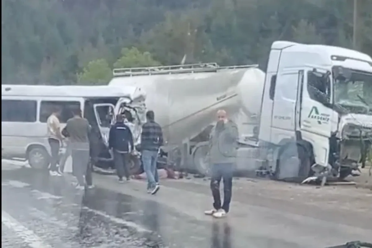Antalya-Isparta karayolunda tır ile minibüs çarpıştı: 7 ölü