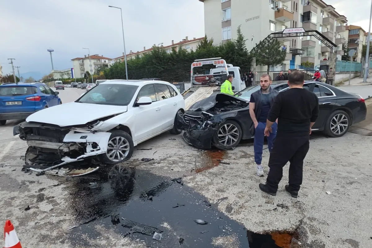 İnegöl'de kaza! Ortalık savaş alanına döndü