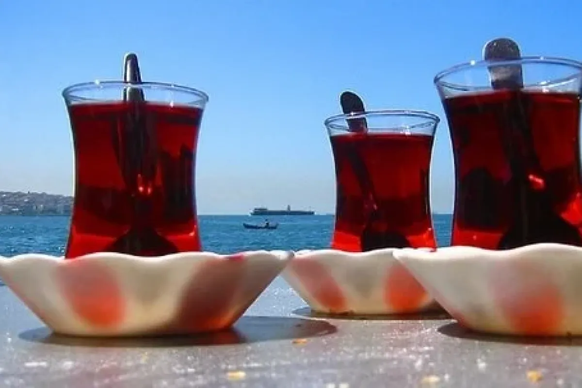 Çay Saatine Farklı Bir Dokunuş: Bitkisel ve Baharatlı Tarifler