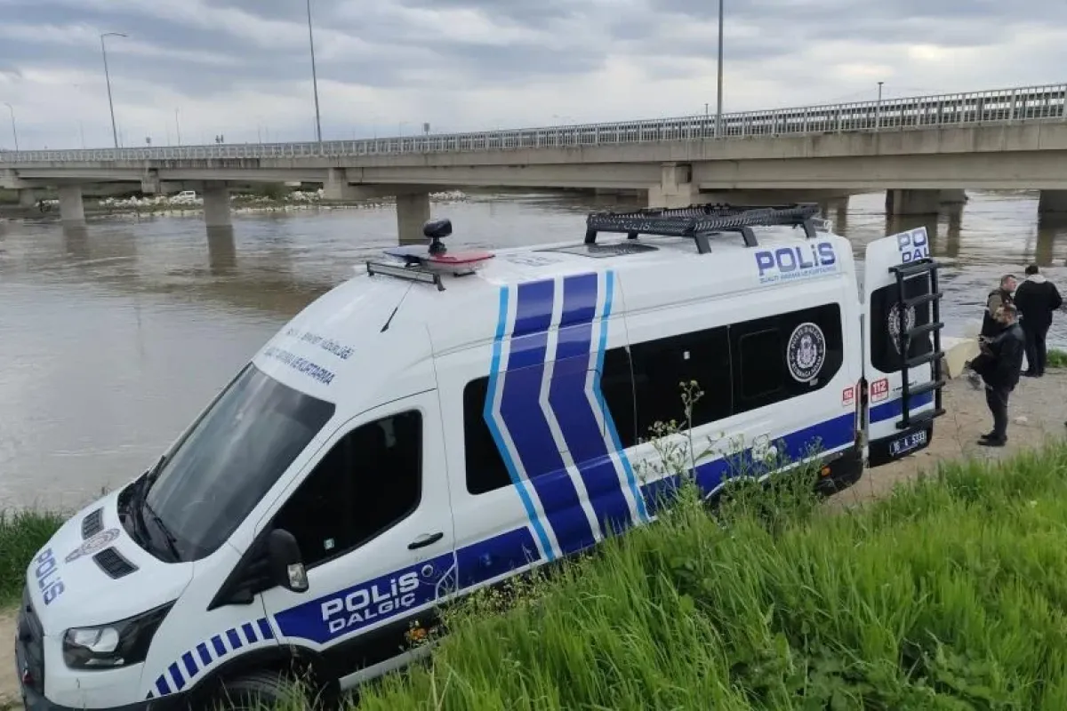 Köprü altından geçmek isteyen sürücü derede kayboldu!