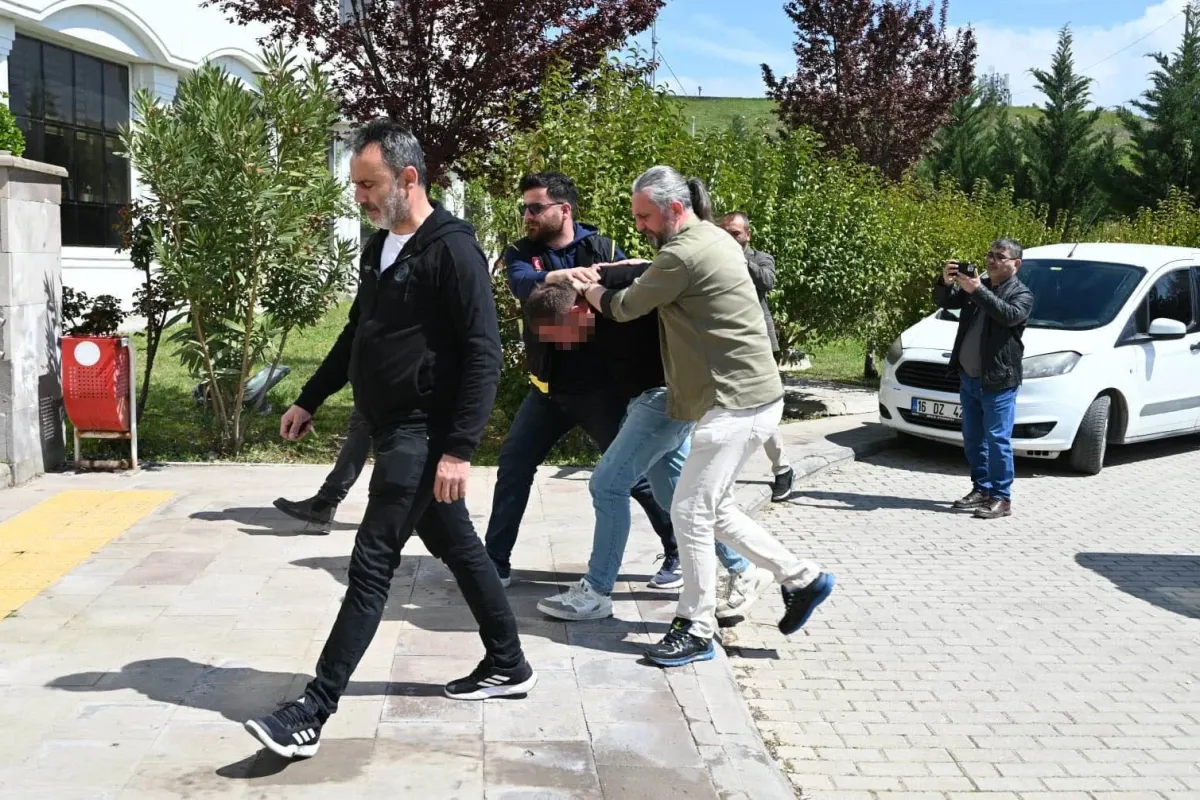 Yaşlı kadını boğazını keserek öldürdü