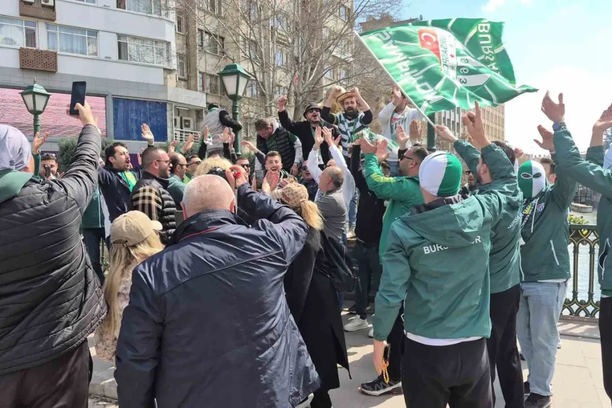 Maç için gelen Bursaspor taraftarı, Eskişehir’i hareketlendirdi