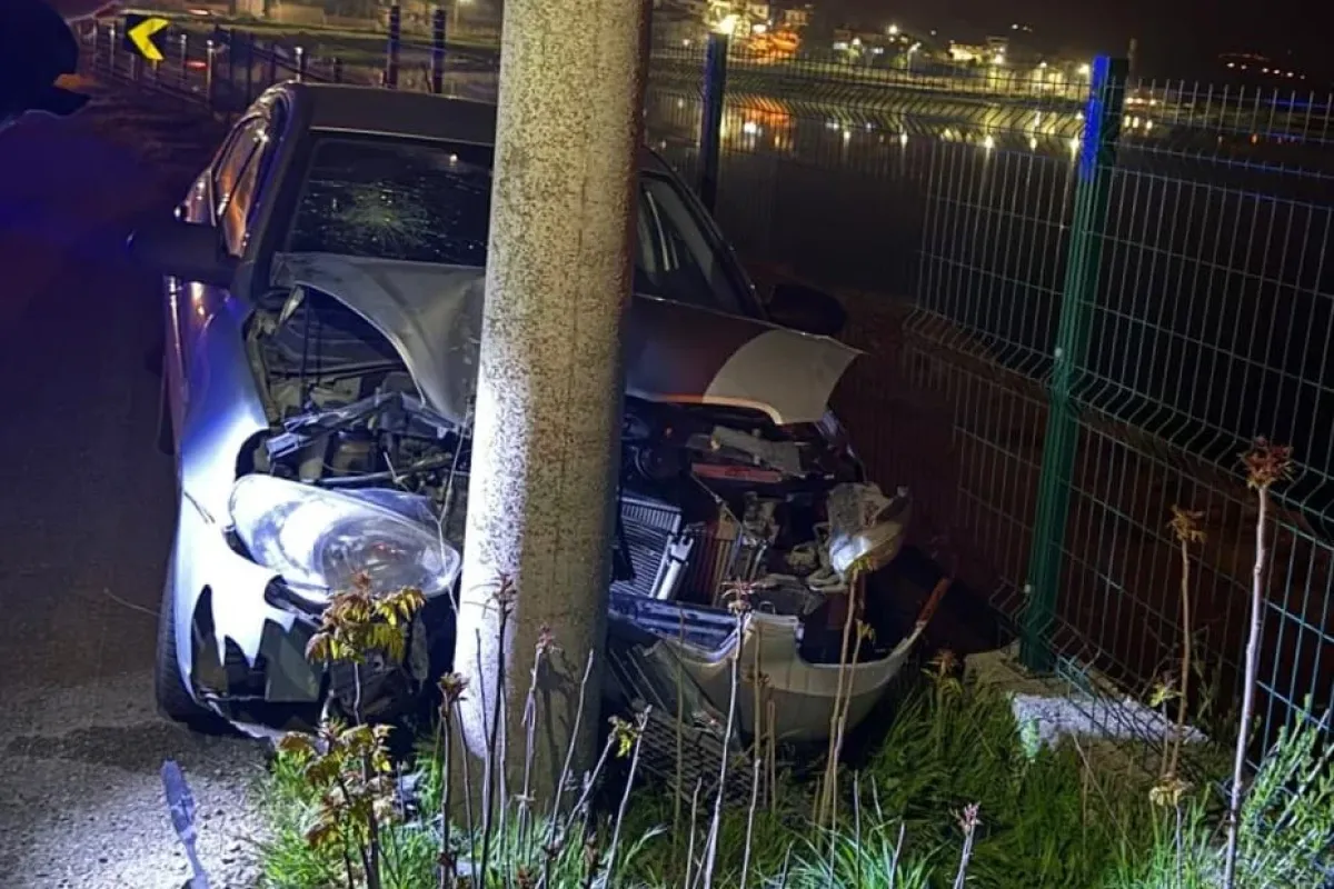 İnegöl’de otomobil elektrik direğine çarptı: 2 yaralı