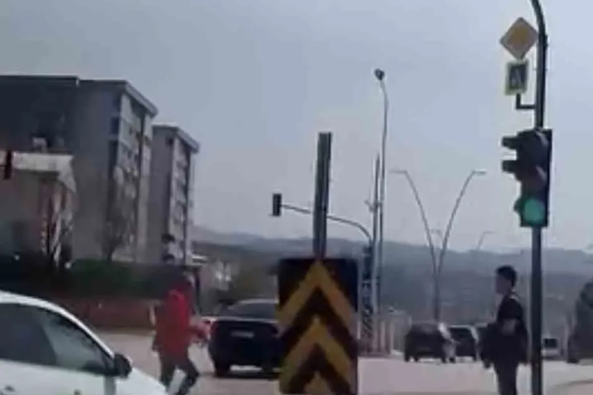 Bir adım hayat kurtardı… Kırmızı ışıkta yola atladı, facia teğet geçti