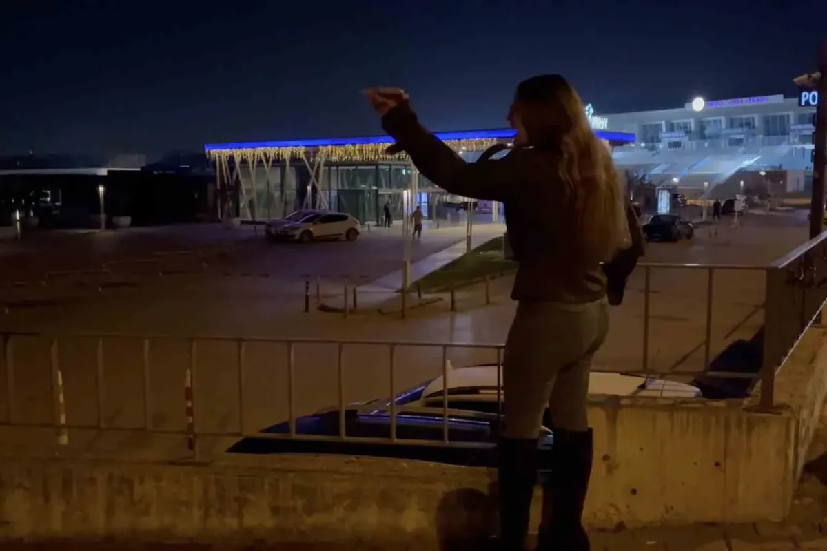 Bursa’da alkollü genç kızlar ortalığı karıştırdı, yol kenarında bekleyen sürücü ve aracına saldırdılar