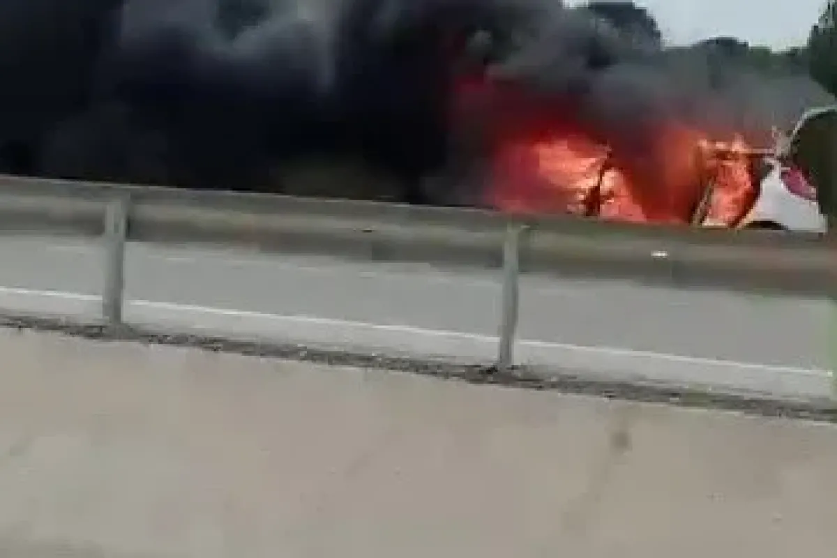 Seyir halindeki otomobil alev topuna döndü