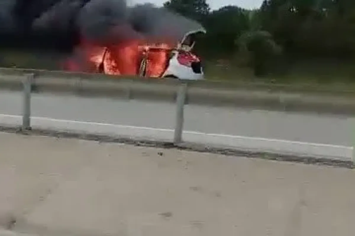 Seyir halindeki otomobil alev aldı