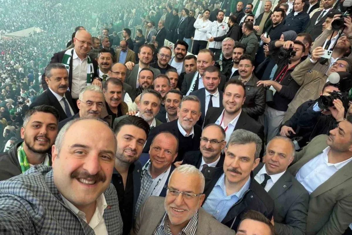 TBMM Komisyon Başkanı Mustafa Varank Varank, Bursa protokolüyle şampiyonluğu kutladı