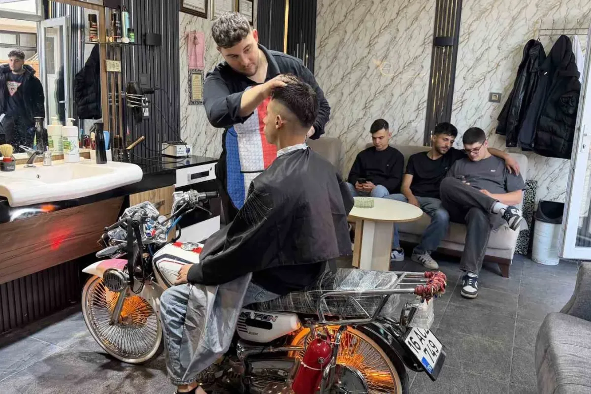 Motosikleti berber koltuğuna dönüştürdü, gençler sıraya girdi
