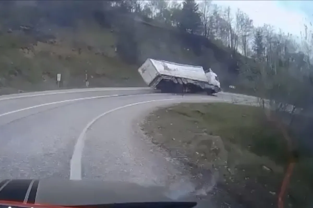 İnegöl'de virajı alamadı, ağır çekimde devrildi