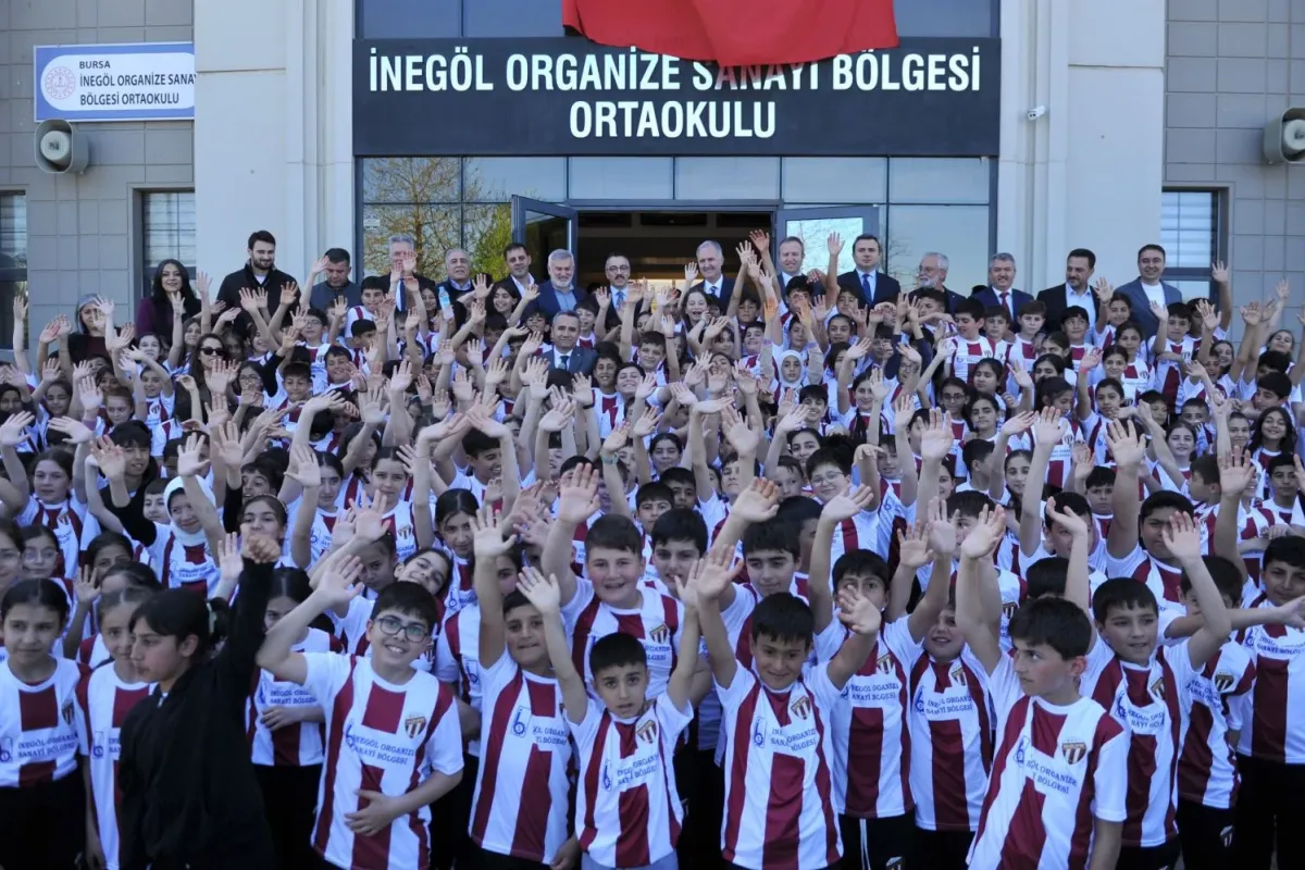 İnegölspor’dan bin 100 öğrenciye forma hediyesi