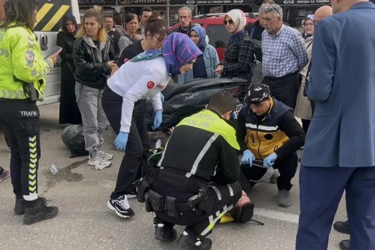 Motosiklet işçi servisine çarptı! 2 yaralı